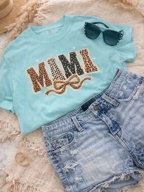 Comfort Colors Aqua 'MAMA' Graphic Tee with Leopard & Bow Detail small